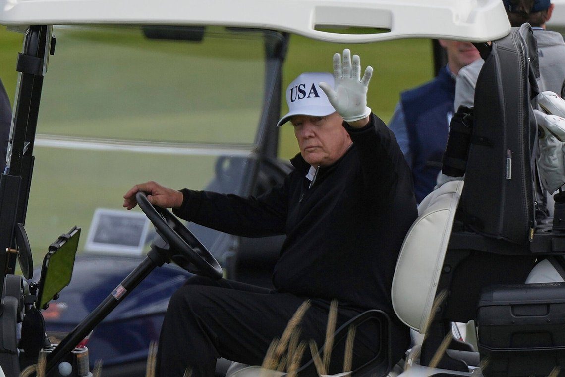 USAs president Donald Trump vinker til journalister mens han sitter i golfbilen sin på Trump Turnberry golfbane i Turnberry i Skottland den 26. juli 2025. Foto: Alastair Grant / AP / NTB. USAs president Donald Trump vinker til journalister mens han sitter i golfbilen sin på Trump Turnberry golfbane i Turnberry i Skottland den 26. juli 2025. Foto: Alastair Grant / AP / NTB.