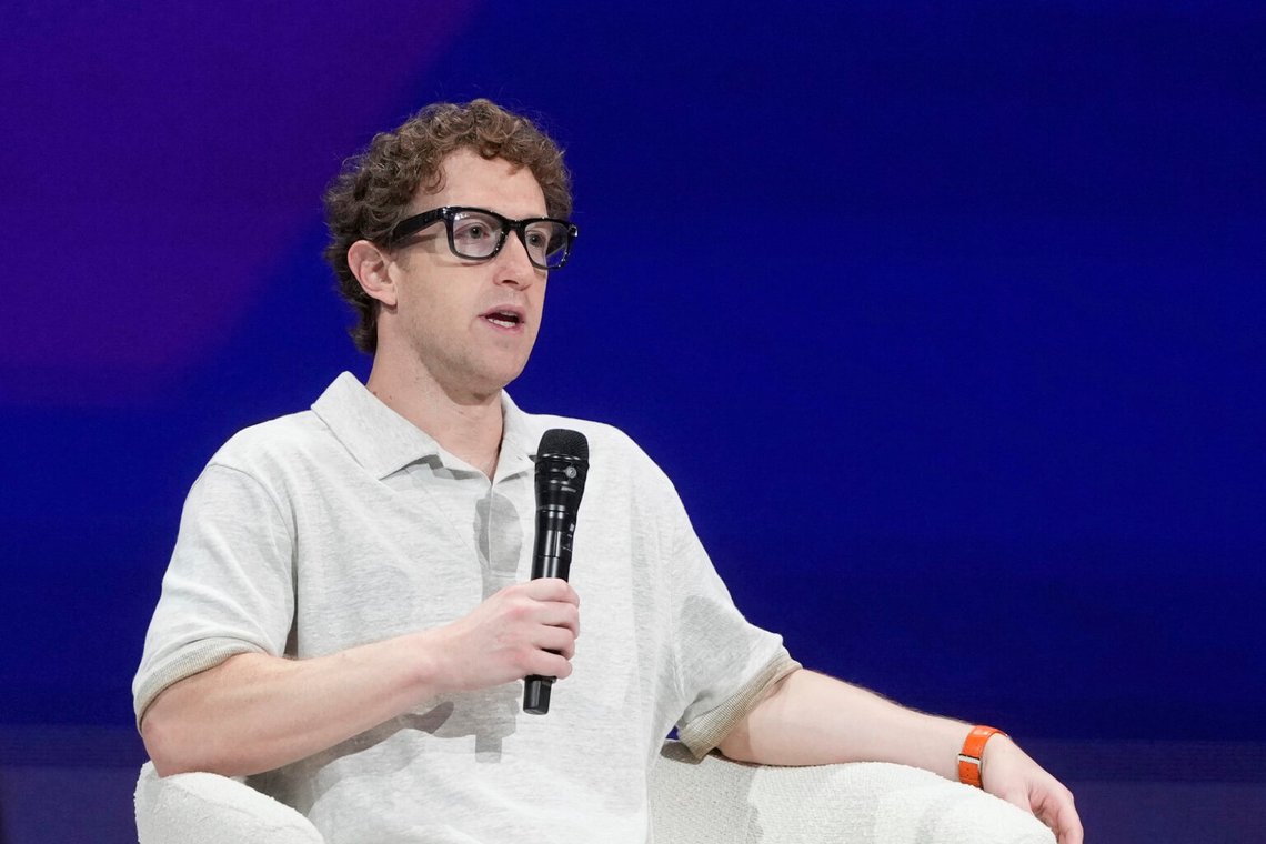 Metas grundare och VD Mark Zuckerberg talar på LlamaCon 2025, en konferens för AI-utvecklare, i Menlo Park, Kalifornien, den 29 april 2025. Foto: Jeff Chiu/AP-NTB. Metas grundare och VD Mark Zuckerberg talar på LlamaCon 2025, en konferens för AI-utvecklare, i Menlo Park, Kalifornien, den 29 april 2025. Foto: Jeff Chiu/AP-NTB.