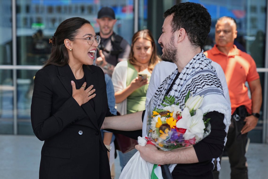 Mahmoud Khalil, till höger, talar med representanten Alexandria Ocasio-Cortez, demokrat från New York, efter ankomsten till Newark International Airport, 21 juni 2025, i Newark, New Jersey. Foto: Seth Wenig/AP Photo Mahmoud Khalil, till höger, talar med representanten Alexandria Ocasio-Cortez, demokrat från New York, efter ankomsten till Newark International Airport, 21 juni 2025, i Newark, New Jersey. Foto: Seth Wenig/AP Photo