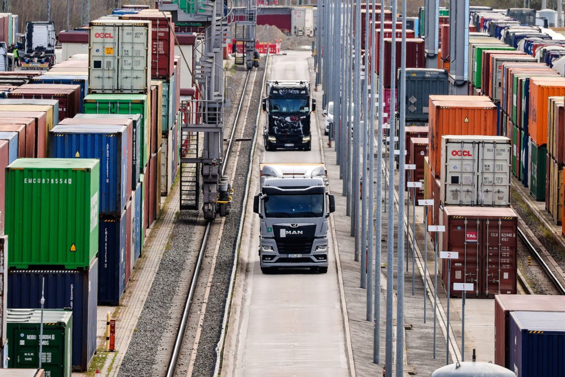 Lastbilar kör genom en logistikterminal i Leipzig den 7 april 2025. Foto: Jan Woitas / DPA via AP / NTB. Lastbilar kör genom en logistikterminal i Leipzig den 7 april 2025. Foto: Jan Woitas / DPA via AP / NTB.