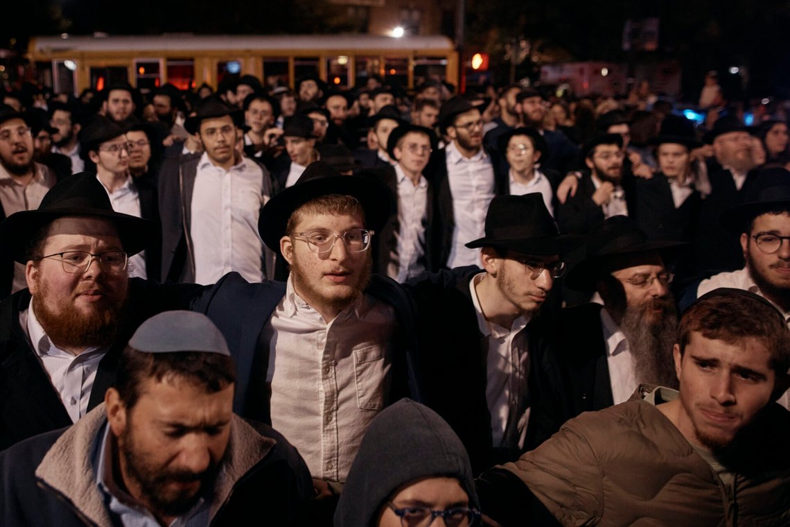 Ortodoxa Chabad-Lubavitch-judar sjunger under en vaka i solidaritet och bön för Israel i New York den 9 oktober 2023. Foto: Andres Kudacki / AP / NTB. Ortodoxa Chabad-Lubavitch-judar sjunger under en vaka i solidaritet och bön för Israel i New York den 9 oktober 2023. Foto: Andres Kudacki / AP / NTB.