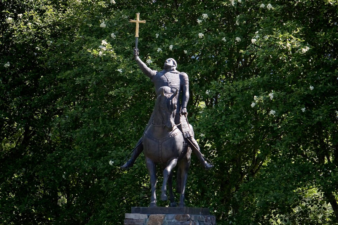 Statyn av Sankt Olav den helige i amfiteatern där Sankt Olavsspelet framförs på Stiklestad, där det avgörande slaget i Norges kristnande ägde rum år 1030. Foto: Gorm Kallestad / NTB. Statyn av Sankt Olav den helige i amfiteatern där Sankt Olavsspelet framförs på Stiklestad, där det avgörande slaget i Norges kristnande ägde rum år 1030. Foto: Gorm Kallestad / NTB.