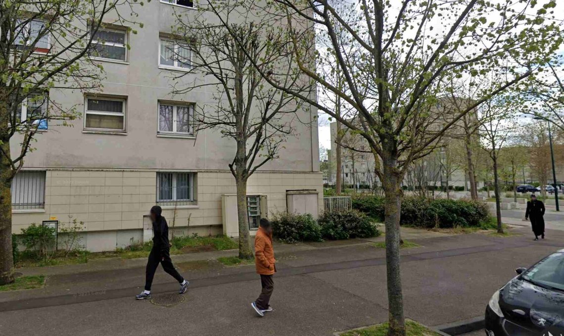 Rue du Dr. Broussais i den invandrardominerade kåkstaden Val Fourré ligger ett stenkast från en stor moské i flera våningar. Foto: Google Street View Rue du Dr. Broussais i den invandrardominerade kåkstaden Val Fourré ligger ett stenkast från en stor moské i flera våningar. Foto: Google Street View