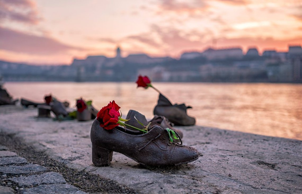 Skor på Donaus strand – Monument till minne av offren för Förintelsen under andra världskriget vid Donaus strand i solnedgången i Budapest, Ungern. Foto: Shutterstock av Davor Flam. Skor på Donaus strand – Monument till minne av offren för Förintelsen under andra världskriget vid Donaus strand i solnedgången i Budapest, Ungern. Foto: Shutterstock av Davor Flam.
