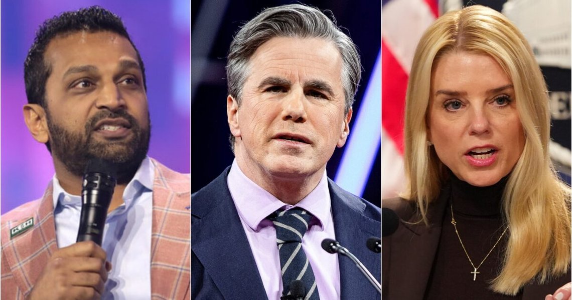 FBI-chefen Kash Patel, Tom Fitton från Judicial Watch och justitieminister Pam Bondi. FBI-chefen Kash Patel, Tom Fitton från Judicial Watch och justitieminister Pam Bondi.
