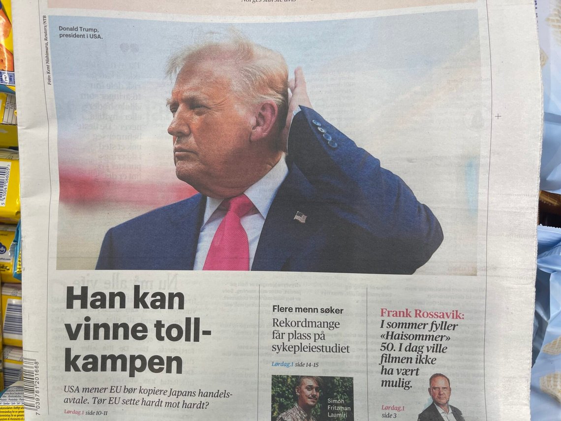 Aftenposten har ett sensationellt reportage lördagen den 26 juli: Här har tidningen i åratal nedvärderat Trump och förutspått död och förstörelse. Och plötsligt hör läsarna att Trump kan komma att gå segrande ur tullkriget. Aftenposten har ett sensationellt reportage lördagen den 26 juli: Här har tidningen i åratal nedvärderat Trump och förutspått död och förstörelse. Och plötsligt hör läsarna att Trump kan komma att gå segrande ur tullkriget.