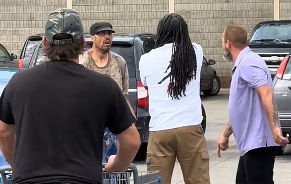 Skärmdump från video från knivhuggningen på en Walmart-butik i Michigan. Skärmdump från video från knivhuggningen på en Walmart-butik i Michigan.