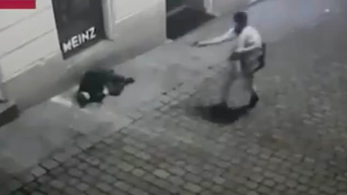 En stillbild från en övervakningskamera visar hur den 20-årige islamiske terroristen Kujtim Fejzula skjuter ett av sina offer i terrorattacken i Wien den 2 november 2020. Bilderna cirkulerade på sociala medier efter attacken. En stillbild från en övervakningskamera visar hur den 20-årige islamiske terroristen Kujtim Fejzula skjuter ett av sina offer i terrorattacken i Wien den 2 november 2020. Bilderna cirkulerade på sociala medier efter attacken.