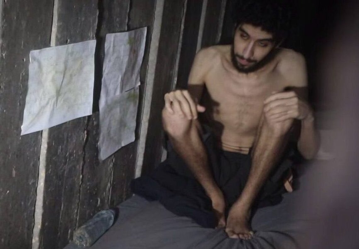 Detta är den israeliska gisslan Evyatar David. Hamas släppte bilder på honom på fredagen i tron att världssamfundet kommer att se en illustration av svälten i Gaza, att det finns en likhet mellan barnet och gisslan. Men vi har inte sett bilden på männen som håller David fången. De är sannolikt inte lika magra. Hamas spelar ett spel och vissa är villiga deltagare. Detta är den israeliska gisslan Evyatar David. Hamas släppte bilder på honom på fredagen i tron att världssamfundet kommer att se en illustration av svälten i Gaza, att det finns en likhet mellan barnet och gisslan. Men vi har inte sett bilden på männen som håller David fången. De är sannolikt inte lika magra. Hamas spelar ett spel och vissa är villiga deltagare.