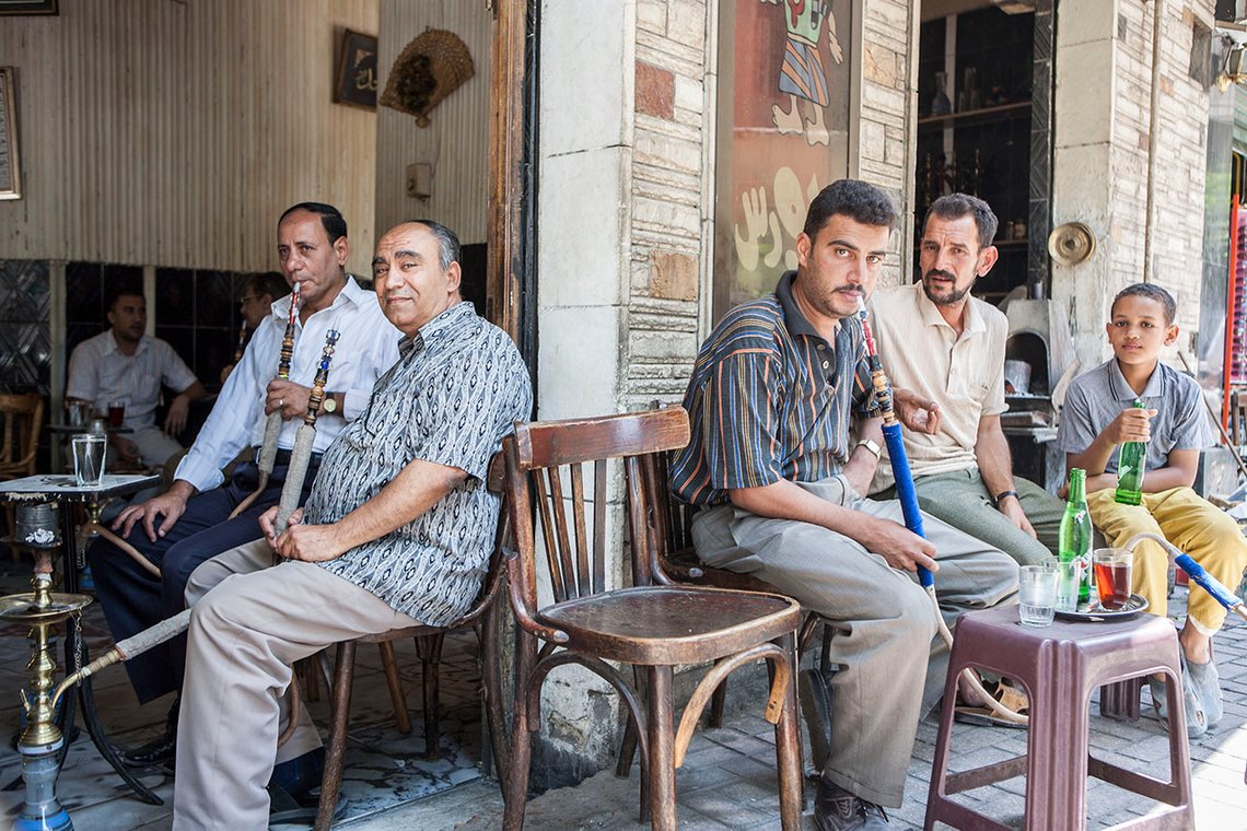 Det finns lite tid för arbete mellan vattenpipssessionerna. Från vänster: Muhamed, Mohammed, Mohammad och Mahamadou. Pojken längst till höger är Muammar. Fotot togs i Kairo av Arnt Jensvoll. Det finns lite tid för arbete mellan vattenpipssessionerna. Från vänster: Muhamed, Mohammed, Mohammad och Mahamadou. Pojken längst till höger är Muammar. Fotot togs i Kairo av Arnt Jensvoll.