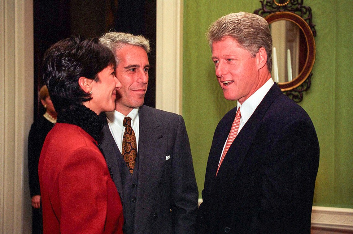 Ghislaine Maxwell och Jeffrey Epstein i samtal med Bill Clinton. Foto: Ralph Alswang, fotograf i Vita huset Ghislaine Maxwell och Jeffrey Epstein i samtal med Bill Clinton. Foto: Ralph Alswang, fotograf i Vita huset