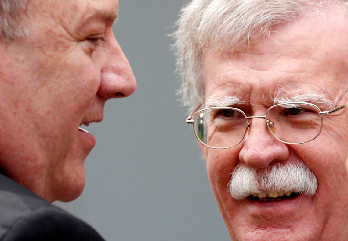 Utrikesminister Mike Pompeo samtalar med nationell säkerhetsrådgivare John Bolton i Vita husets rosenträdgård i Washington, DC, USA, 7 juni 2018. Foto: Kevin Lamarque/Reuters Utrikesminister Mike Pompeo samtalar med nationell säkerhetsrådgivare John Bolton i Vita husets rosenträdgård i Washington, DC, USA, 7 juni 2018. Foto: Kevin Lamarque/Reuters