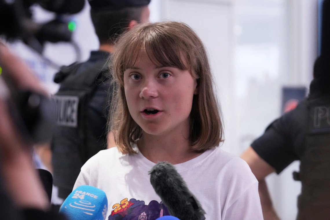 Aktivisten Greta Thunberg svarar reportrar när hon anländer från Israel till Charles de Gaulle-flygplatsen norr om Paris, 10 juni 2025. Foto: Michel Euler/AP Photo Aktivisten Greta Thunberg svarar reportrar när hon anländer från Israel till Charles de Gaulle-flygplatsen norr om Paris, 10 juni 2025. Foto: Michel Euler/AP Photo
