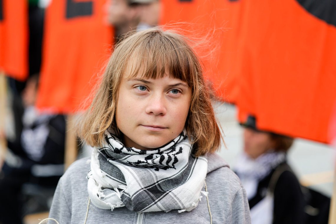 Mongstad 20250818. Den svenska aktivisten Greta Thunberg tillsammans med aktivister från Extinction Rebellion under en aktion vid Equinors oljeraffinaderi i Mongstad. Foto: Paul S. Amundsen / NTB Mongstad 20250818. Den svenska aktivisten Greta Thunberg tillsammans med aktivister från Extinction Rebellion under en aktion vid Equinors oljeraffinaderi i Mongstad. Foto: Paul S. Amundsen / NTB