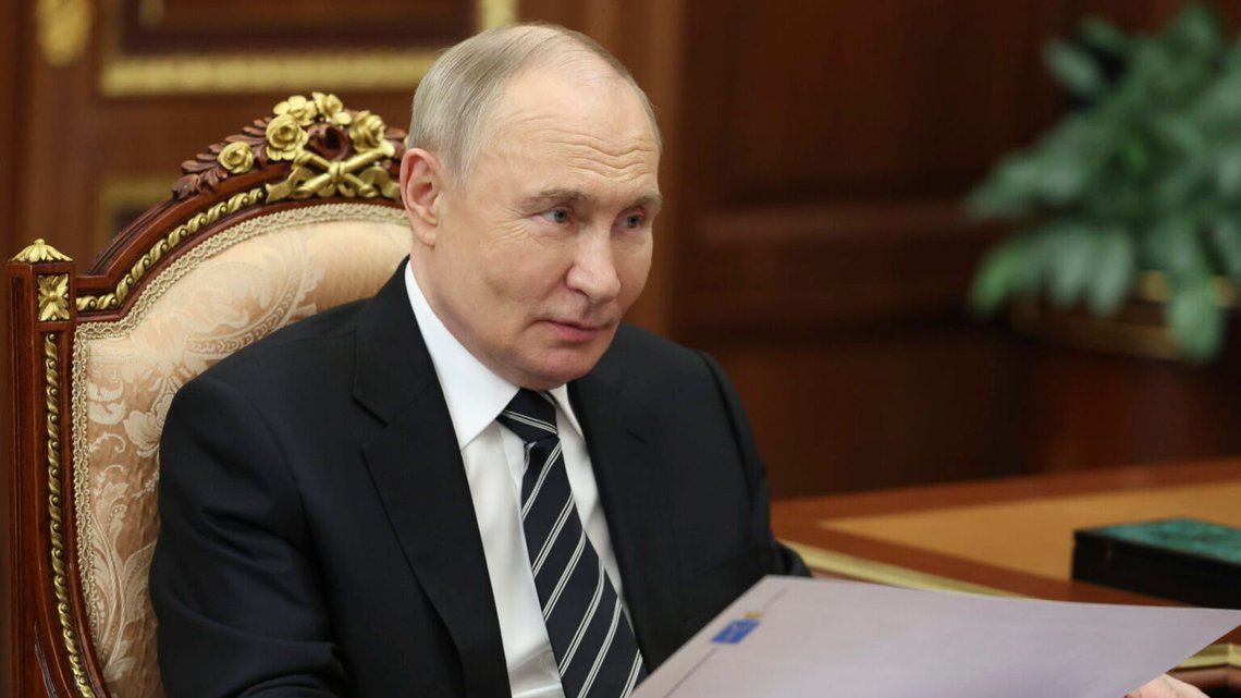 Rysslands president Vladimir Putin i ett möte med Saratovregionens guvernör Roman Busargin i Kreml den 28 augusti 2025. Foto: Vyacheslav Prokofyev / Sputnik / Kreml / Pool via AP / NTB. Rysslands president Vladimir Putin i ett möte med Saratovregionens guvernör Roman Busargin i Kreml den 28 augusti 2025. Foto: Vyacheslav Prokofyev / Sputnik / Kreml / Pool via AP / NTB.