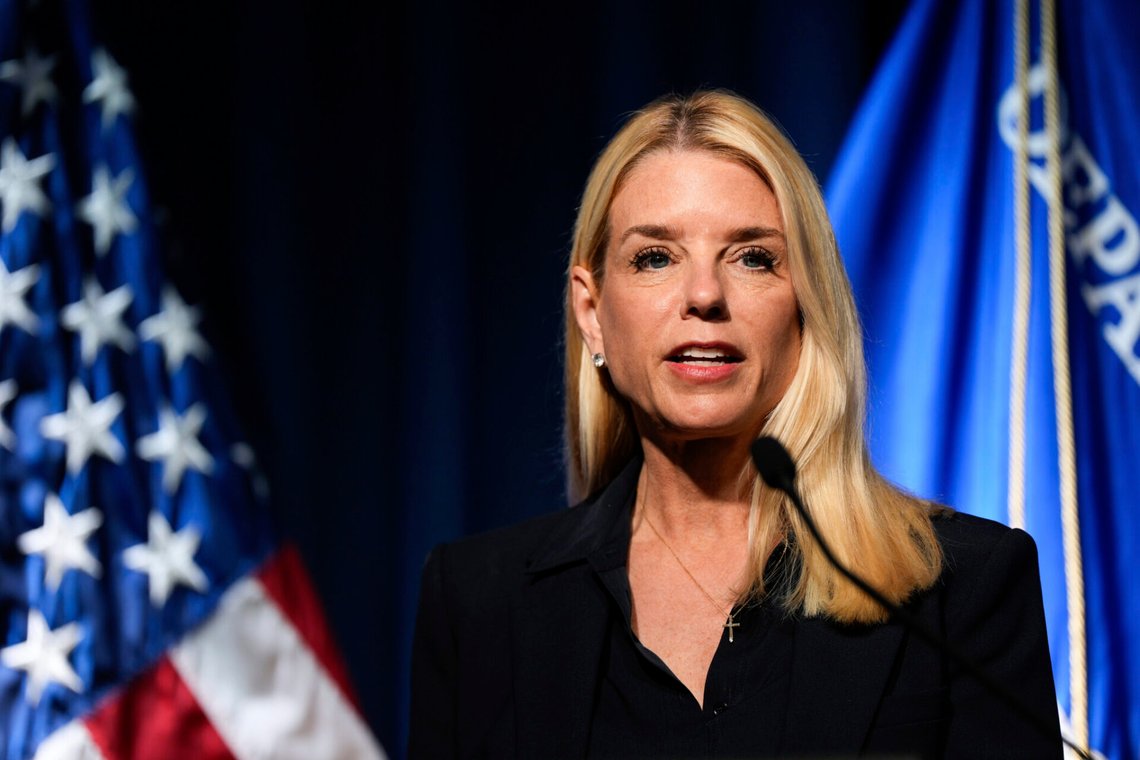 Pam Bondi talar under en presskonferens i Arlington, Virginia, den 15 juli 2025. Foto: Julia Demaree Nikhinson / AP / NTB. Pam Bondi talar under en presskonferens i Arlington, Virginia, den 15 juli 2025. Foto: Julia Demaree Nikhinson / AP / NTB.