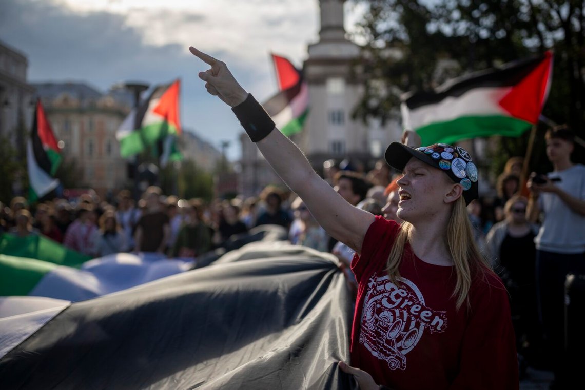 Människor deltar i en demonstration mot kriget i Gazaremsan och Israels åtgärder gällande matdistribution i Vilnius, Litauen, 4 augusti 2025. Foto: Mindaugas Kulbis/AP Photo Människor deltar i en demonstration mot kriget i Gazaremsan och Israels åtgärder gällande matdistribution i Vilnius, Litauen, 4 augusti 2025. Foto: Mindaugas Kulbis/AP Photo