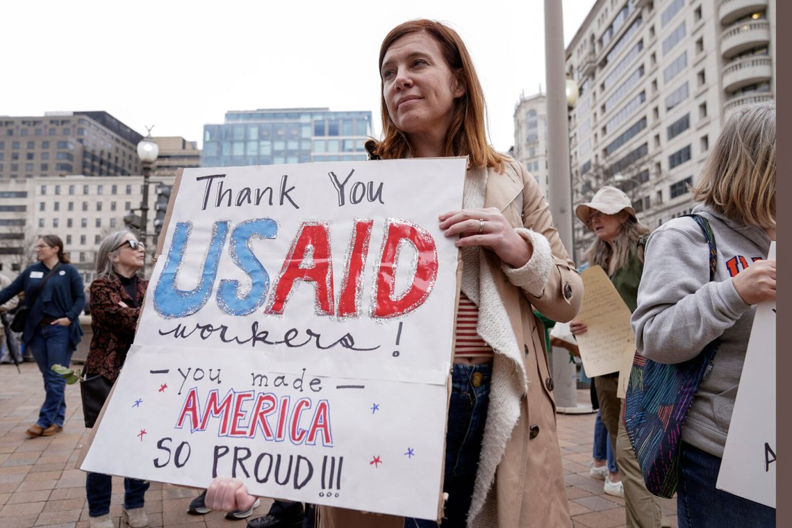 USAID-anhängare markerade stängningen av myndigheten i Washington tidigare i år. Foto: Jose Luis Magana / AP / NTB USAID-anhängare markerade stängningen av myndigheten i Washington tidigare i år. Foto: Jose Luis Magana / AP / NTB