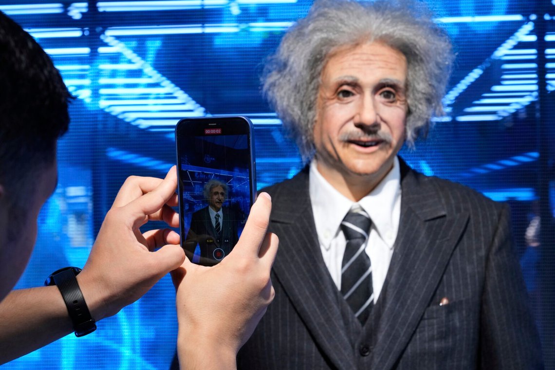 En besökare tar en bild av en humanoid robot som liknar Albert Einstein på Robot Mall, som sägs vara världens första butik för humanoida intelligenta robotar, i Peking, Kina, 6 augusti 2025. Foto: Mahesh Kumar A./AP-NTB. En besökare tar en bild av en humanoid robot som liknar Albert Einstein på Robot Mall, som sägs vara världens första butik för humanoida intelligenta robotar, i Peking, Kina, 6 augusti 2025. Foto: Mahesh Kumar A./AP-NTB.