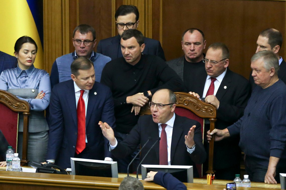 Ukrainska lagstiftare lyssnar på parlamentets talman Andriy Parubiy, i mitten, under ett parlamentsmöte i Kiev, Ukraina, 26 november 2018. Foto: Efrem Lukatsky/AP Photo Ukrainska lagstiftare lyssnar på parlamentets talman Andriy Parubiy, i mitten, under ett parlamentsmöte i Kiev, Ukraina, 26 november 2018. Foto: Efrem Lukatsky/AP Photo