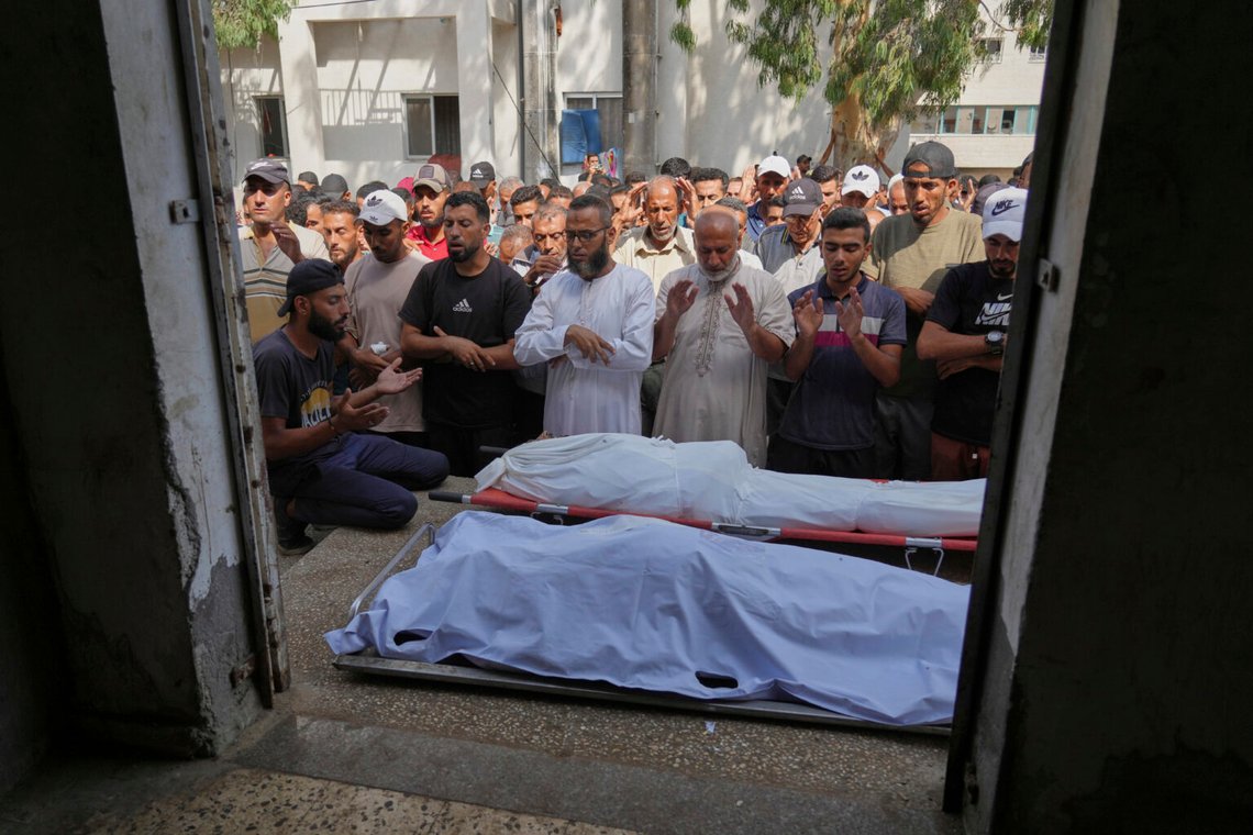 Palestinier ber över kropparna av människor som, enligt familjerna, dödades i en israelisk arméflygattack mot en skola som har använts som skydd, under deras begravning på Shifa-sjukhuset i Gaza City, 16 augusti 2025. Foto: Jehad Alshrafi/AP Photo Palestinier ber över kropparna av människor som, enligt familjerna, dödades i en israelisk arméflygattack mot en skola som har använts som skydd, under deras begravning på Shifa-sjukhuset i Gaza City, 16 augusti 2025. Foto: Jehad Alshrafi/AP Photo