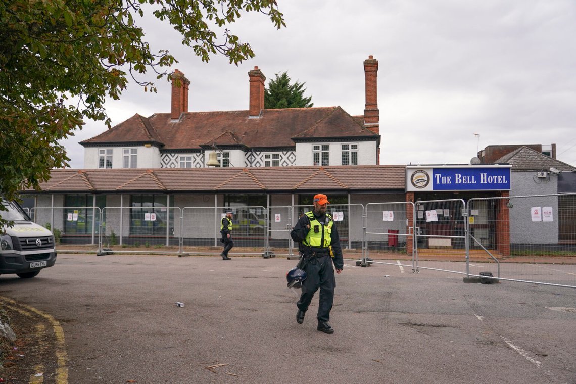 En polis går utanför The Bell Hotel i Epping, nära London, den 27 juli 2025. Foto: Alberto Pezzali/AP/NTB En polis går utanför The Bell Hotel i Epping, nära London, den 27 juli 2025. Foto: Alberto Pezzali/AP/NTB
