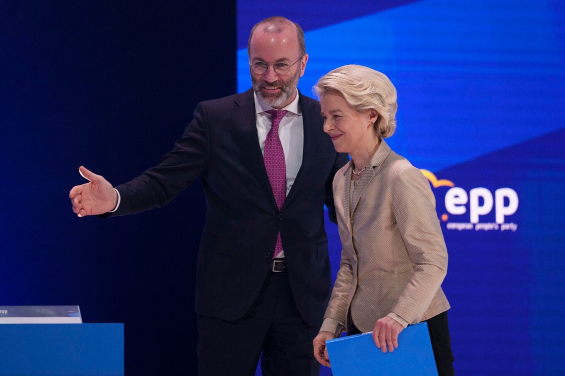 Manfred Weber och Ursula von der Leyen under EPP-gruppens kongress i Bukarest den 7 mars 2024. Foto: Andreea Alexandru / AP / NTB. Manfred Weber och Ursula von der Leyen under EPP-gruppens kongress i Bukarest den 7 mars 2024. Foto: Andreea Alexandru / AP / NTB.