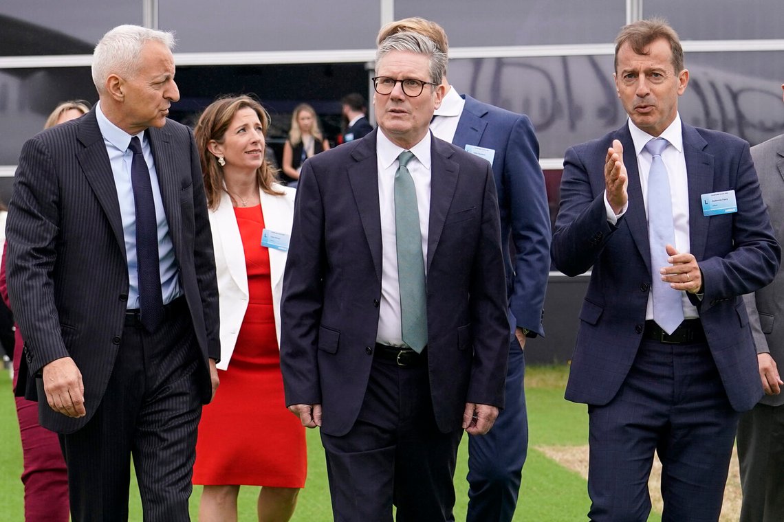 Storbritanniens premiärminister Keir Starmer, i mitten, talar med Guillaume Faury, höger, VD för Airbus, och Tufan Erginbilgic, VD för Rolls-Royce, vänster, när de anländer till Farnborough International Airshow i Farnborough, England, den 22 juli 2024. Foto: Alberto Pezzali/AP-NTB. Storbritanniens premiärminister Keir Starmer, i mitten, talar med Guillaume Faury, höger, VD för Airbus, och Tufan Erginbilgic, VD för Rolls-Royce, vänster, när de anländer till Farnborough International Airshow i Farnborough, England, den 22 juli 2024. Foto: Alberto Pezzali/AP-NTB.