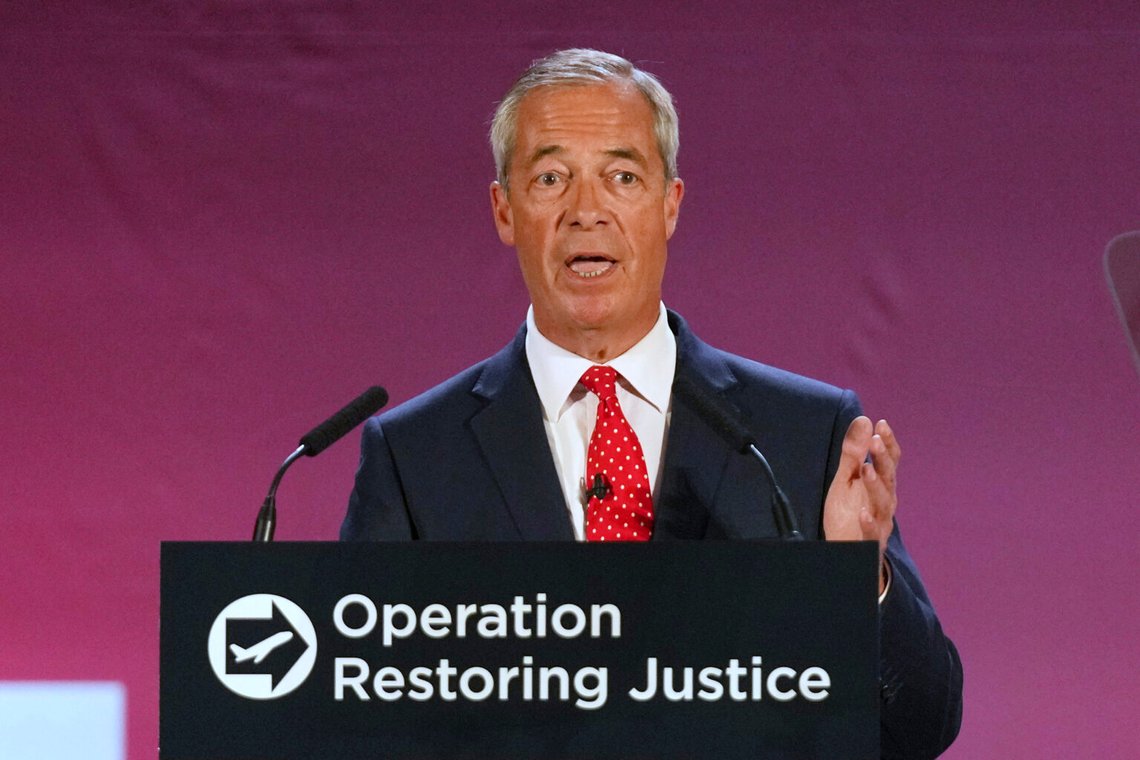 Nigel Farage är partiledare för Reform UK, som just nu är det mest populära partiet i Storbritannien. Här på en presskonferens den 26 augusti, där han lovar att Reform kommer att skicka ut ett stort antal illegala migranter ur landet. Foto: Joanna Chan/AP/NTB Nigel Farage är partiledare för Reform UK, som just nu är det mest populära partiet i Storbritannien. Här på en presskonferens den 26 augusti, där han lovar att Reform kommer att skicka ut ett stort antal illegala migranter ur landet. Foto: Joanna Chan/AP/NTB