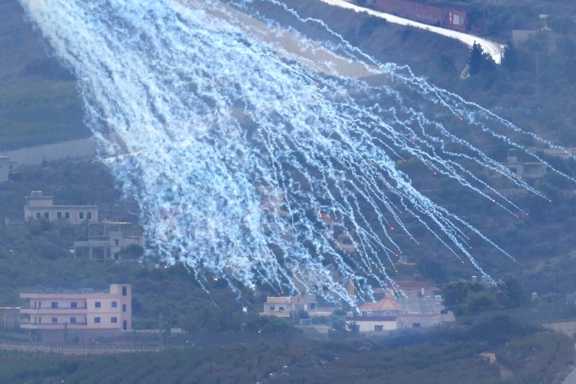 En granat som ser ut att vara vit fosfor från israeliskt artilleri exploderar över Kfar Kila, en libanesisk gränsby med Israel, sett från staden Marjayoun i södra Libanon, 22 november 2023. Foto: Hussein Malla/ AP Photo En granat som ser ut att vara vit fosfor från israeliskt artilleri exploderar över Kfar Kila, en libanesisk gränsby med Israel, sett från staden Marjayoun i södra Libanon, 22 november 2023. Foto: Hussein Malla/ AP Photo