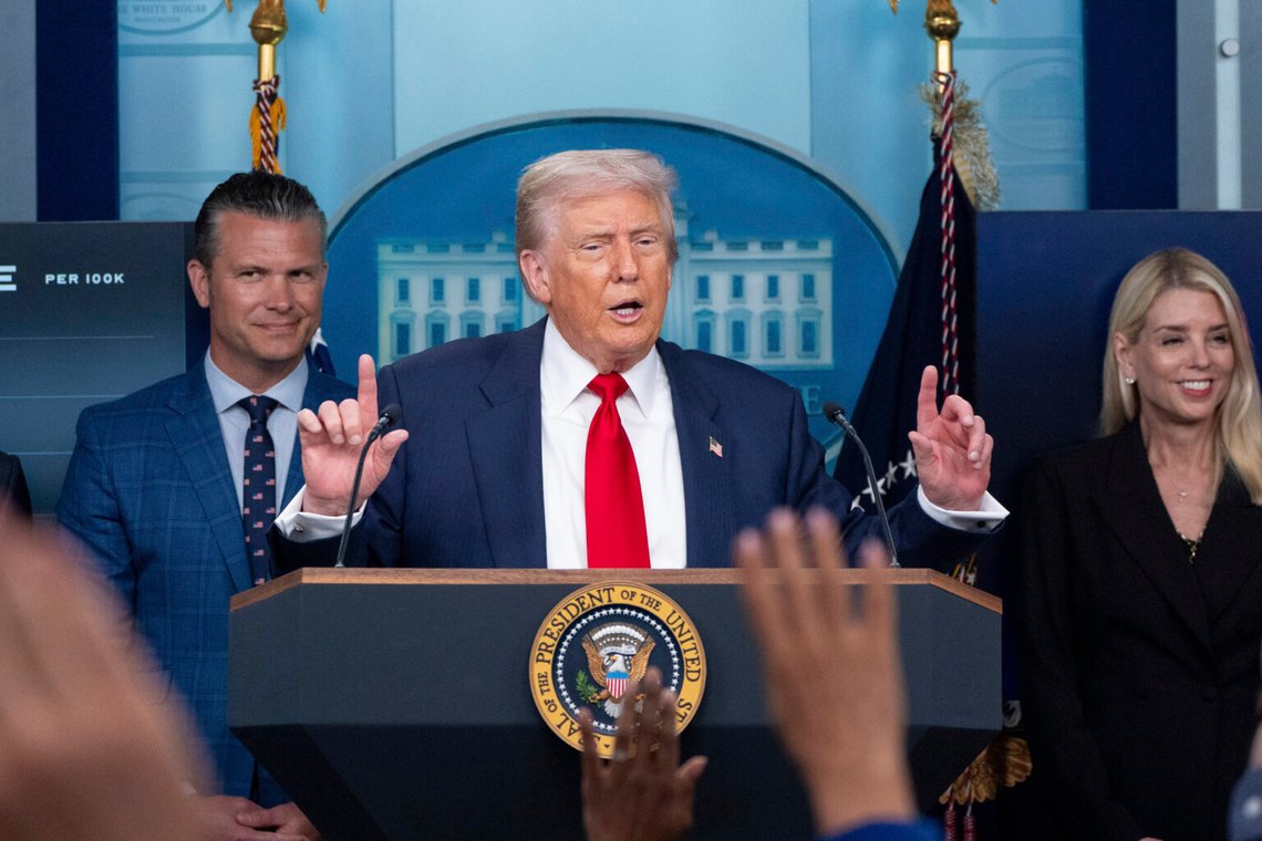 President Donald Trump talar till reportrar i James Brady Press Briefing Room i Vita huset, 11 augusti 2025. Försvarsminister Pete Hegseth och justitieminister Pam Bondi tittar på. Foto: Alex Brandon/AP/NTB President Donald Trump talar till reportrar i James Brady Press Briefing Room i Vita huset, 11 augusti 2025. Försvarsminister Pete Hegseth och justitieminister Pam Bondi tittar på. Foto: Alex Brandon/AP/NTB