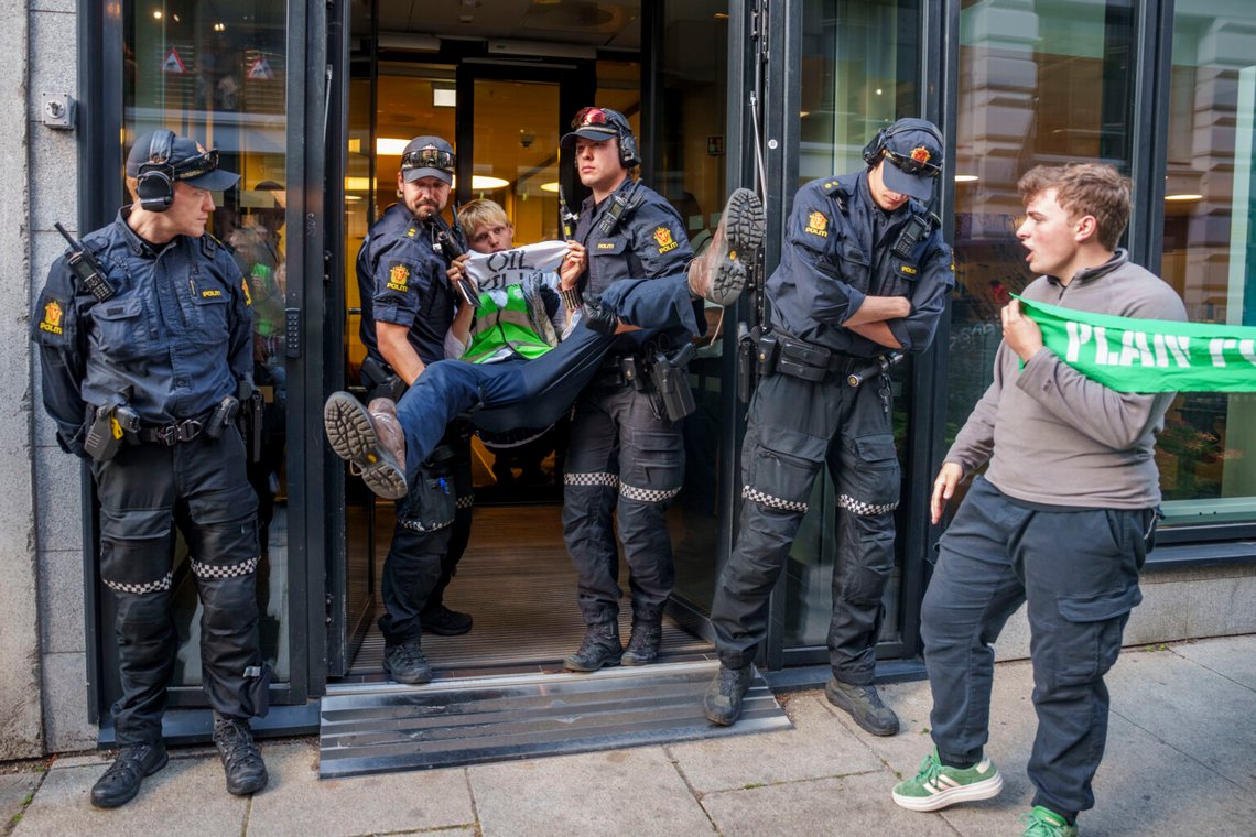 Polisen avlägsnar aktivister från Extinction Rebellion som demonstrerar i och utanför DNB:s lokaler i Karl Johans gate i Oslo. Foto: Javad Parsa / NTB Polisen avlägsnar aktivister från Extinction Rebellion som demonstrerar i och utanför DNB:s lokaler i Karl Johans gate i Oslo. Foto: Javad Parsa / NTB