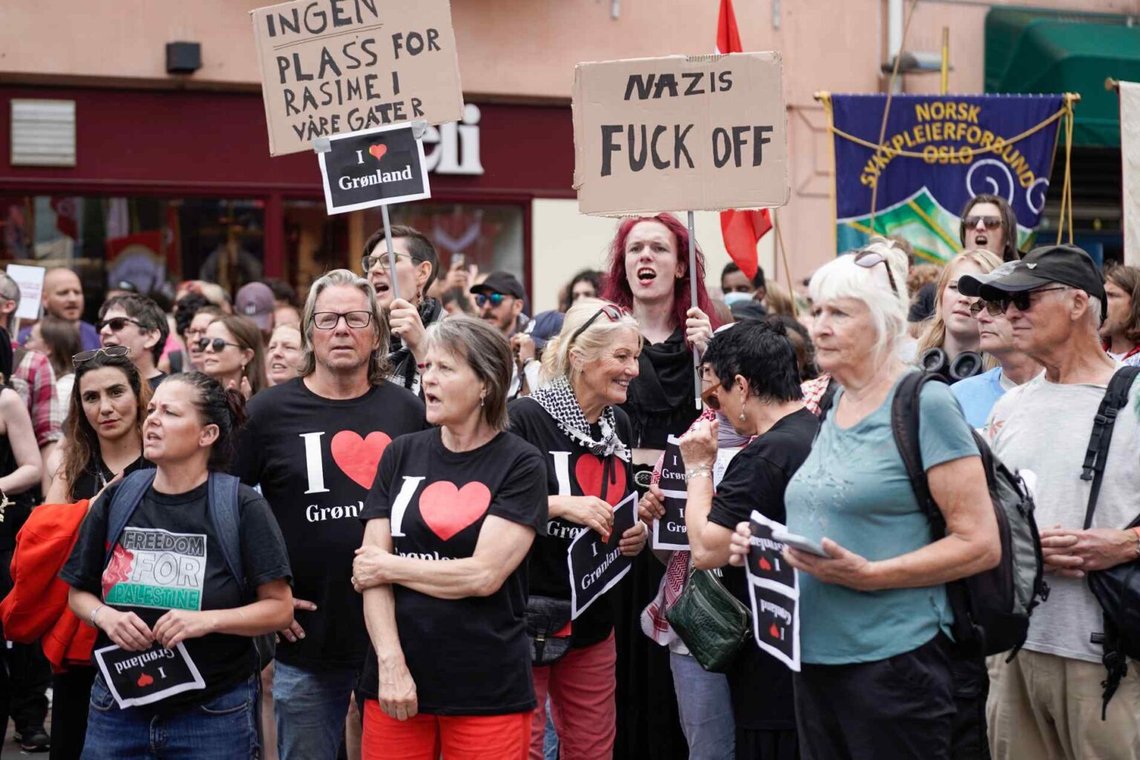 Den tyska politikern Lena Kotré syntes inte till någonstans på NTB:s bilder, men demonstranterna blev så aggressiva att polisen fann det säkrast att evakuera gruppen som besökte gatorna i Grønland i Oslo. Foto: Thomas Fure/ NTB Den tyska politikern Lena Kotré syntes inte till någonstans på NTB:s bilder, men demonstranterna blev så aggressiva att polisen fann det säkrast att evakuera gruppen som besökte gatorna i Grønland i Oslo. Foto: Thomas Fure/ NTB