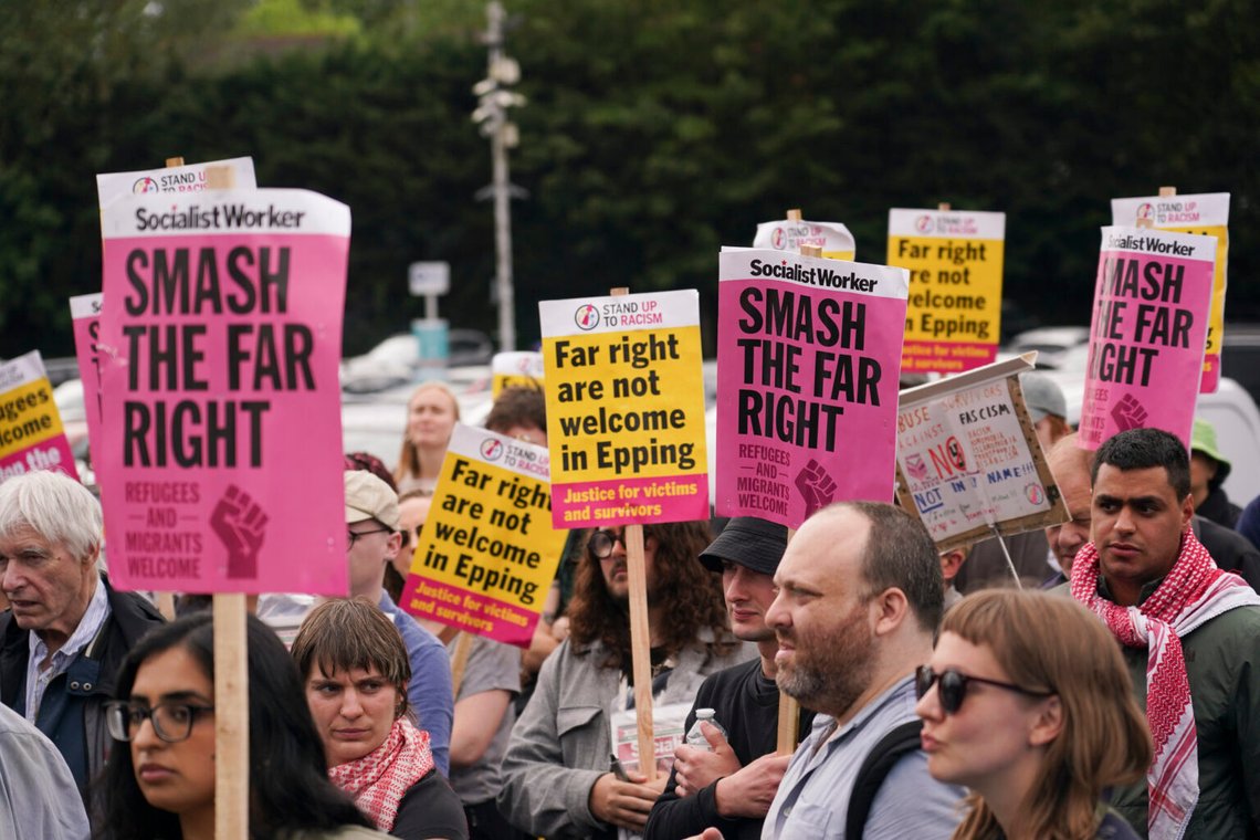 Vänsterradikaler och migrantälskande motdemonstranter på Bell Hotel i Epping, där migranter inkvarteras på brittisk bekostnad. Foto: Alberto Pezzali/ AP/ NTB Vänsterradikaler och migrantälskande motdemonstranter på Bell Hotel i Epping, där migranter inkvarteras på brittisk bekostnad. Foto: Alberto Pezzali/ AP/ NTB