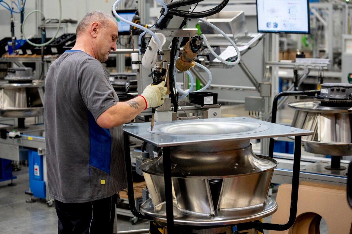 En anställd på EBM-Papst, en tysk tillverkare av ventilationsutrustning, arbetar med en fläkt vid företagets anläggning i Hollenbach den 4 februari 2025. Foto: Michael Probst / AP / NTB. En anställd på EBM-Papst, en tysk tillverkare av ventilationsutrustning, arbetar med en fläkt vid företagets anläggning i Hollenbach den 4 februari 2025. Foto: Michael Probst / AP / NTB.