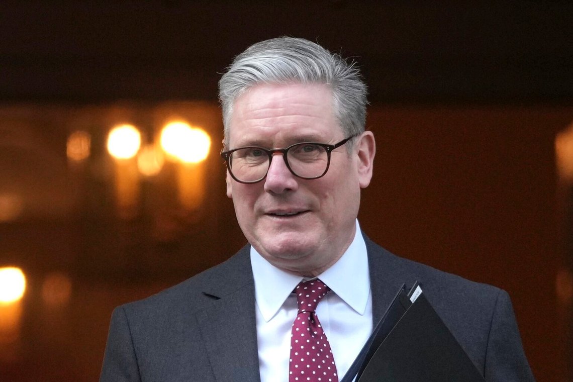 Storbritanniens premiärminister Keir Starmer på väg från Downing Street 10 till underhuset. Starmer möter nu stark kritik för sin hantering av Chagosöarnas avtal. Foto: Kin Cheung/ AP/ NTB Storbritanniens premiärminister Keir Starmer på väg från Downing Street 10 till underhuset. Starmer möter nu stark kritik för sin hantering av Chagosöarnas avtal. Foto: Kin Cheung/ AP/ NTB