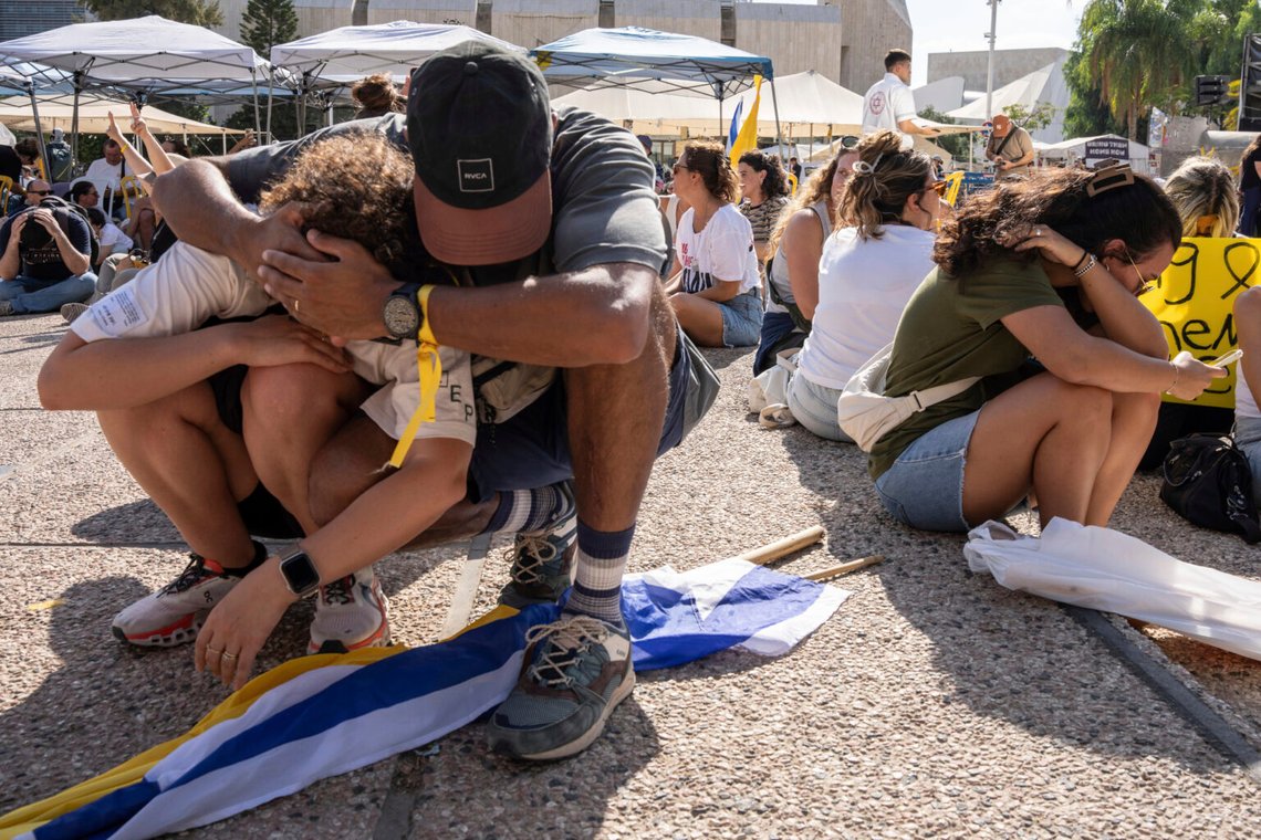Människor sitter på marken och täcker sina huvuden medan en siren ljuder som en varning för inkommande missiler avfyrade från Jemen under en protest som kräver omedelbar frigivning av gisslan som hålls av Hamas och uppmanar den israeliska regeringen att upphäva sitt beslut att ta över Gaza stad och andra områden i Gazaremsan, i Tel Aviv, Israel, 17 augusti 2025. Foto: Maya Levin/AP Photo Människor sitter på marken och täcker sina huvuden medan en siren ljuder som en varning för inkommande missiler avfyrade från Jemen under en protest som kräver omedelbar frigivning av gisslan som hålls av Hamas och uppmanar den israeliska regeringen att upphäva sitt beslut att ta över Gaza stad och andra områden i Gazaremsan, i Tel Aviv, Israel, 17 augusti 2025. Foto: Maya Levin/AP Photo