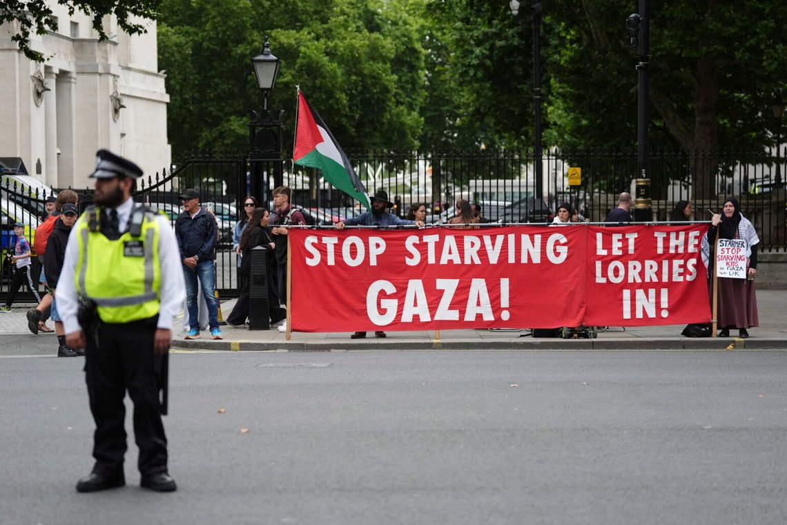 Demonstration utanför Downing Street i London, 29 juli 2025, då premiärminister Keir Starmer samlade högt uppsatta ministrar för ett krismöte om Gaza. Foto: Jonathan Brady/PA via AP/NTB Demonstration utanför Downing Street i London, 29 juli 2025, då premiärminister Keir Starmer samlade högt uppsatta ministrar för ett krismöte om Gaza. Foto: Jonathan Brady/PA via AP/NTB