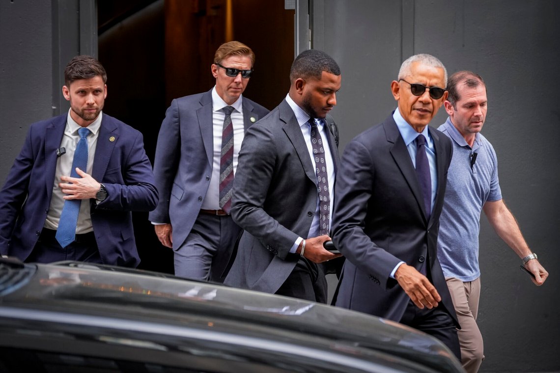 Barack Obama lämnar Hotel Continental i Oslo den 13 maj 2025. Foto: Lise Åserud / NTB. Barack Obama lämnar Hotel Continental i Oslo den 13 maj 2025. Foto: Lise Åserud / NTB.