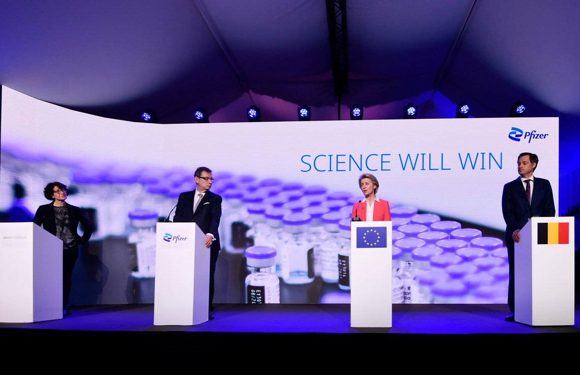 Forskaren och BioNTech-grundaren Özlem Türeci, Pfizers VD Albert Bourla, EU-kommissionens ordförande Ursula von der Leyen och Belgiens premiärminister Alexander De Croo under ett officiellt besök hos Pfizer i Puurs i Belgien den 23 april 2021. Foto: John Thys / Pot via NTB / NTB Forskaren och BioNTech-grundaren Özlem Türeci, Pfizers VD Albert Bourla, EU-kommissionens ordförande Ursula von der Leyen och Belgiens premiärminister Alexander De Croo under ett officiellt besök hos Pfizer i Puurs i Belgien den 23 april 2021. Foto: John Thys / Pot via NTB / NTB