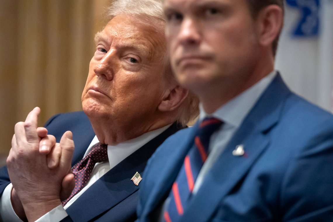 President Donald Trump, vänster, och försvarsminister Pete Hegseth lyssnar under ett kabinettmöte i Vita huset, 26 augusti 2025, i Washington. Foto: Mark Schiefelbein/AP Photo President Donald Trump, vänster, och försvarsminister Pete Hegseth lyssnar under ett kabinettmöte i Vita huset, 26 augusti 2025, i Washington. Foto: Mark Schiefelbein/AP Photo