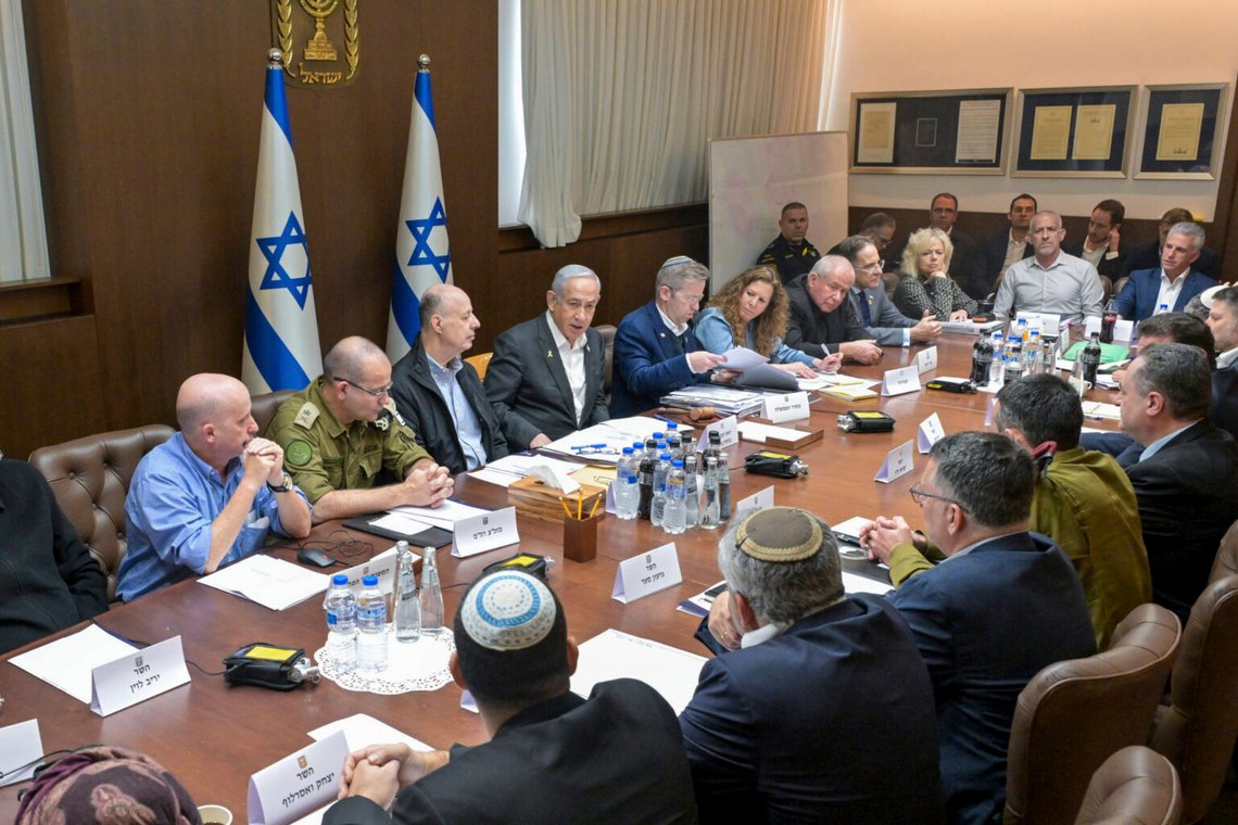 Israels premiärminister Benjamin Netanyahu, i mitten, sammankallade sitt säkerhetskabinett för att rösta om ett eldupphöravtal efter att ha bekräftat att en överenskommelse hade nåtts som skulle pausa det 15 månader långa kriget med Hamas i Gaza, i Jerusalem, den 17 januari 2025. Foto: Koby Gideon/Israels regerings pressbyrå via AP Israels premiärminister Benjamin Netanyahu, i mitten, sammankallade sitt säkerhetskabinett för att rösta om ett eldupphöravtal efter att ha bekräftat att en överenskommelse hade nåtts som skulle pausa det 15 månader långa kriget med Hamas i Gaza, i Jerusalem, den 17 januari 2025. Foto: Koby Gideon/Israels regerings pressbyrå via AP
