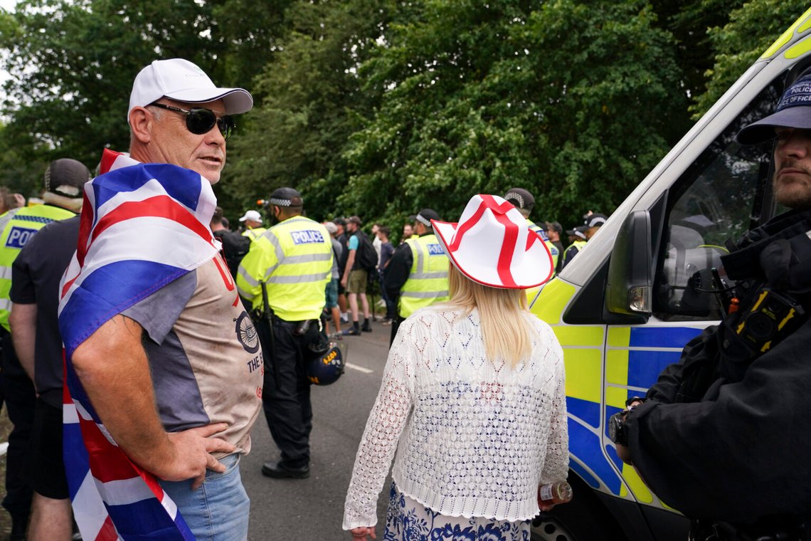 Både Union Jack och den engelska flaggan, St. George's Flag, syns tydligt i demonstrationerna på Bell Hotel i Epping, Essex. Foto: Alberto Pezzali/ AP/ NTB Både Union Jack och den engelska flaggan, St. George's Flag, syns tydligt i demonstrationerna på Bell Hotel i Epping, Essex. Foto: Alberto Pezzali/ AP/ NTB