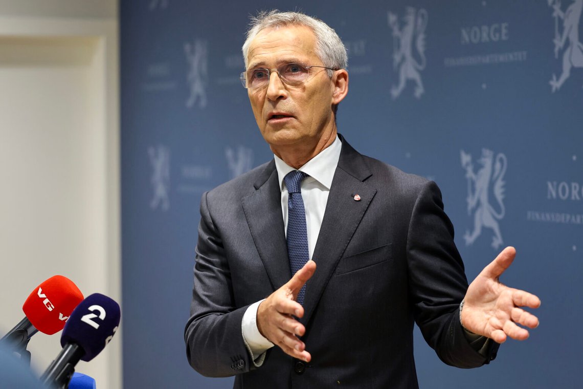 Oslo 20250808. Finansminister Jens Stoltenberg (Ap) möter pressen på Finansdepartementet efter mötet med Norges Bank på fredagen. Mötet med ledningen för Norges Bank äger rum efter att Aftenposten på måndagen avslöjade att oljefonden år 2024 ägde aktier till ett värde av 172 miljoner danska kronor i ett företag som underhåller israeliska stridsflygplan. Foto: Thomas Andersen / NTB Oslo 20250808. Finansminister Jens Stoltenberg (Ap) möter pressen på Finansdepartementet efter mötet med Norges Bank på fredagen. Mötet med ledningen för Norges Bank äger rum efter att Aftenposten på måndagen avslöjade att oljefonden år 2024 ägde aktier till ett värde av 172 miljoner danska kronor i ett företag som underhåller israeliska stridsflygplan. Foto: Thomas Andersen / NTB
