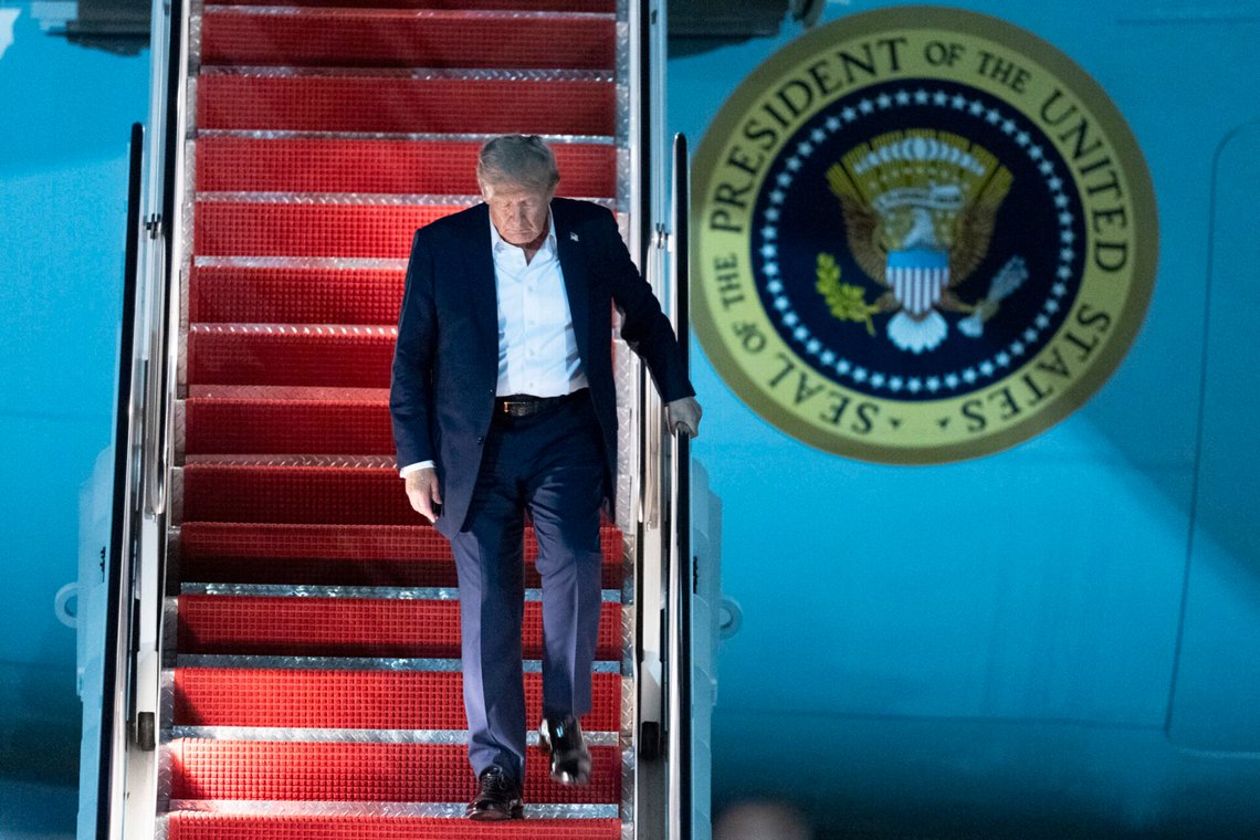 Donald Trump avgår från Air Force One på Andrews Air Force Base i Maryland den 16 augusti 2025 efter mötet med Putin i Alaska. Foto: Manuel Balce Ceneta / AP / NTB. Donald Trump avgår från Air Force One på Andrews Air Force Base i Maryland den 16 augusti 2025 efter mötet med Putin i Alaska. Foto: Manuel Balce Ceneta / AP / NTB.