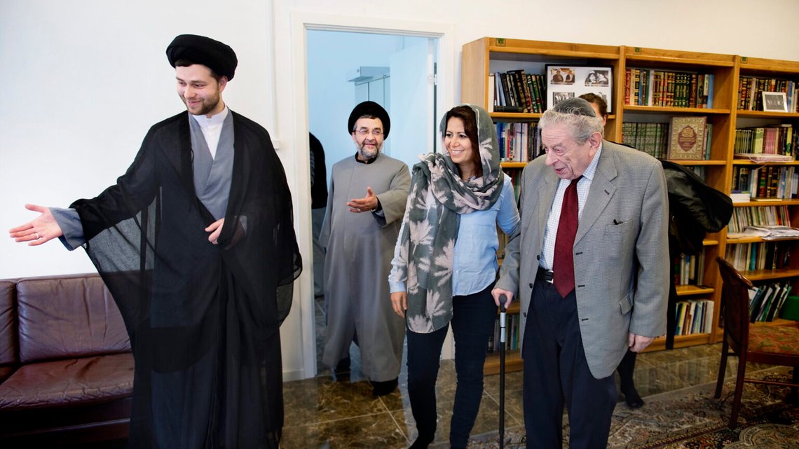 Överrabbin Bent Melchior och tidigare riksdagsledamot för SF Özlem Cekic – numera ordförande i Foreningen Brobygger – besöker idag Imam Ali-moskén. Imam Seyed Khademi (den äldre) och Daniel Rezaei Sayed välkomna. Foto: Liselotte Sabroe/Scanpix 2017 Överrabbin Bent Melchior och tidigare riksdagsledamot för SF Özlem Cekic – numera ordförande i Foreningen Brobygger – besöker idag Imam Ali-moskén. Imam Seyed Khademi (den äldre) och Daniel Rezaei Sayed välkomna. Foto: Liselotte Sabroe/Scanpix 2017
