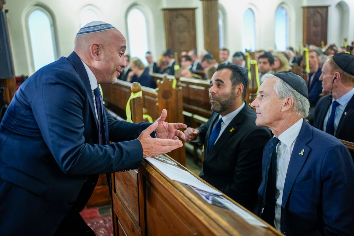 Norges statsminister Jonas Gahr Støre är närvarande vid en minnesceremoni i synagogan i Oslo med anledning av årsdagen av terroristattackerna i Israel den 7 oktober 2023. Stortingets talman Masud Gharahkhani är också närvarande. Ledaren för det norska mosaiska trossamfundet (DMT) Ronen Bahar till vänster. Foto: Terje Pedersen / NTB Norges statsminister Jonas Gahr Støre är närvarande vid en minnesceremoni i synagogan i Oslo med anledning av årsdagen av terroristattackerna i Israel den 7 oktober 2023. Stortingets talman Masud Gharahkhani är också närvarande. Ledaren för det norska mosaiska trossamfundet (DMT) Ronen Bahar till vänster. Foto: Terje Pedersen / NTB