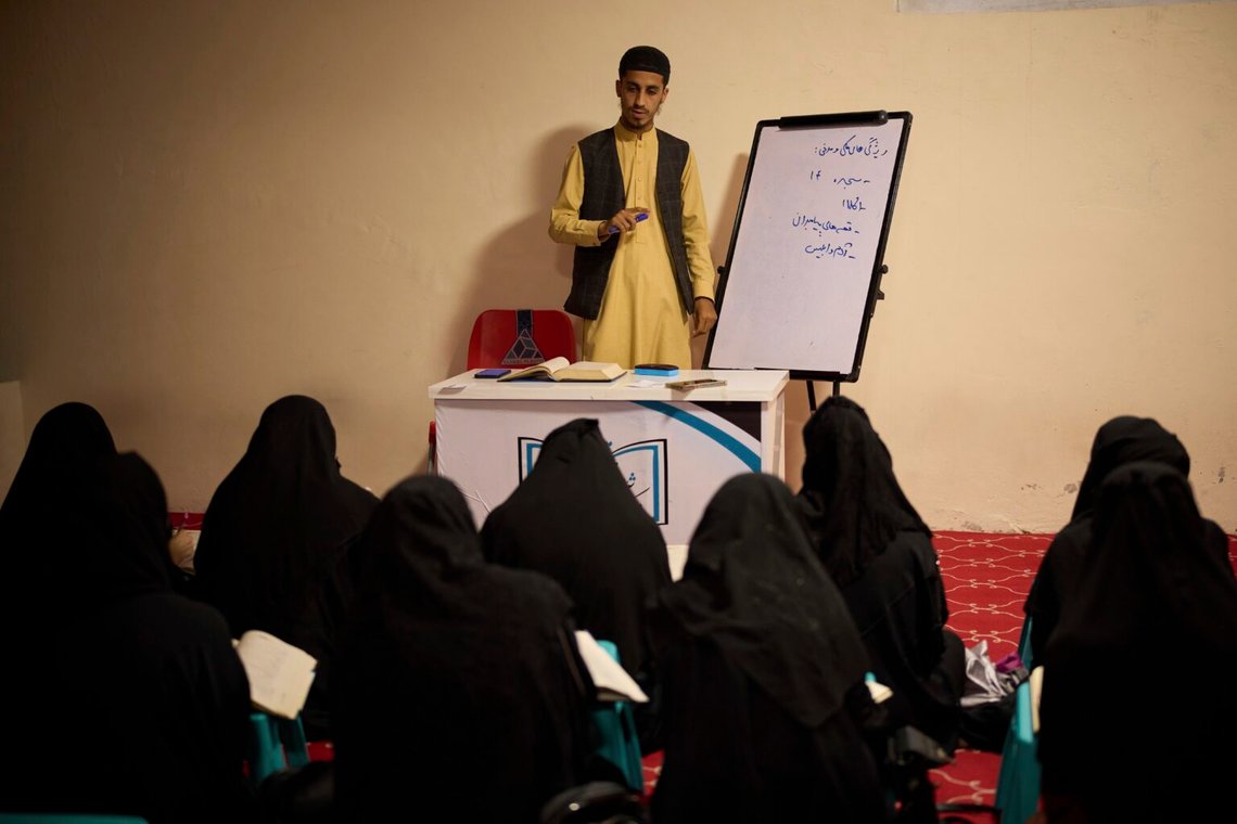 En lärare ger en lektion i religionsstudier till flickor på ett religiöst utbildningscenter i Kabul, Afghanistan, 28 maj 2025. Foto: Ebrahim Noroozi/AP Photo En lärare ger en lektion i religionsstudier till flickor på ett religiöst utbildningscenter i Kabul, Afghanistan, 28 maj 2025. Foto: Ebrahim Noroozi/AP Photo