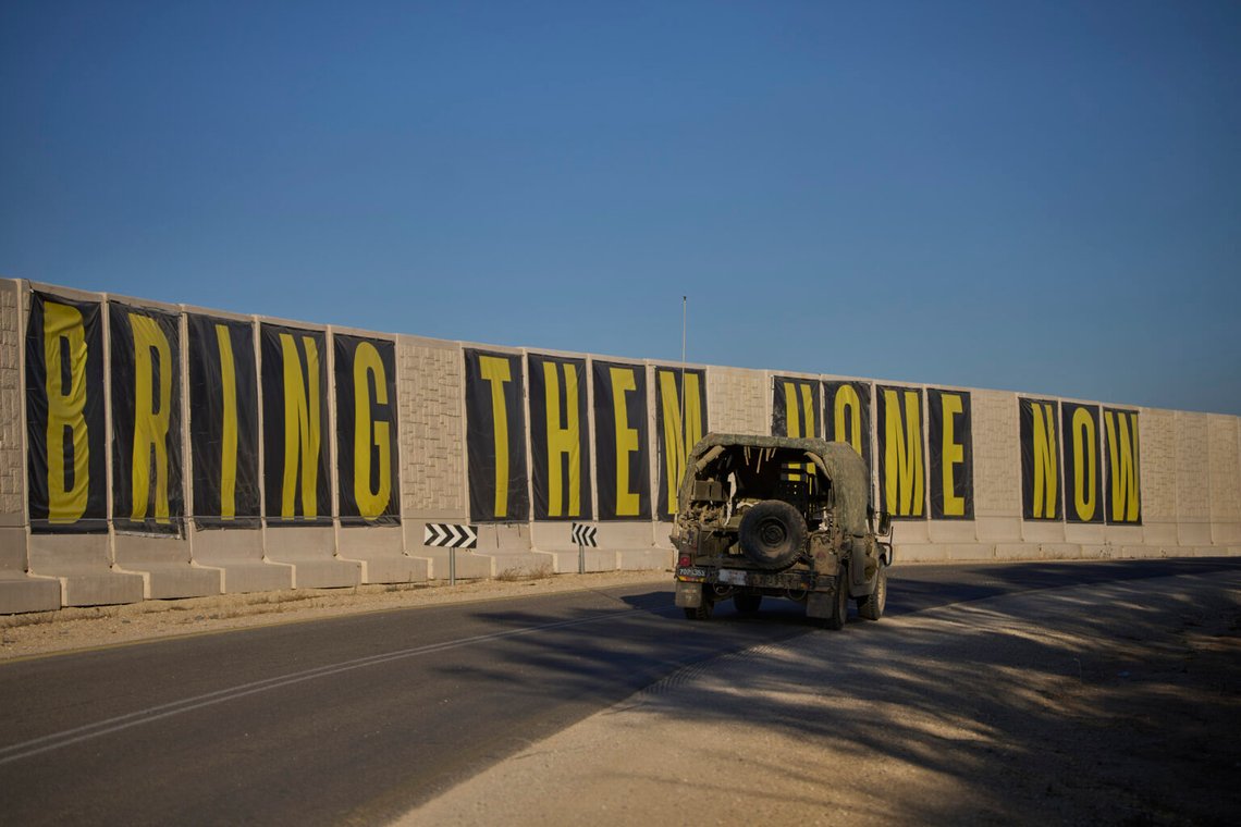 Ett israeliskt arméfordon kör nära gränsen mellan Israel och Gaza med en banderoll med texten "Bring them home now" och kräver frigivning av gisslan som hålls i Gazaremsan av den militanta gruppen Hamas, 6 juli 2025. Foto: Ohad Zwigenberg Ett israeliskt arméfordon kör nära gränsen mellan Israel och Gaza med en banderoll med texten "Bring them home now" och kräver frigivning av gisslan som hålls i Gazaremsan av den militanta gruppen Hamas, 6 juli 2025. Foto: Ohad Zwigenberg