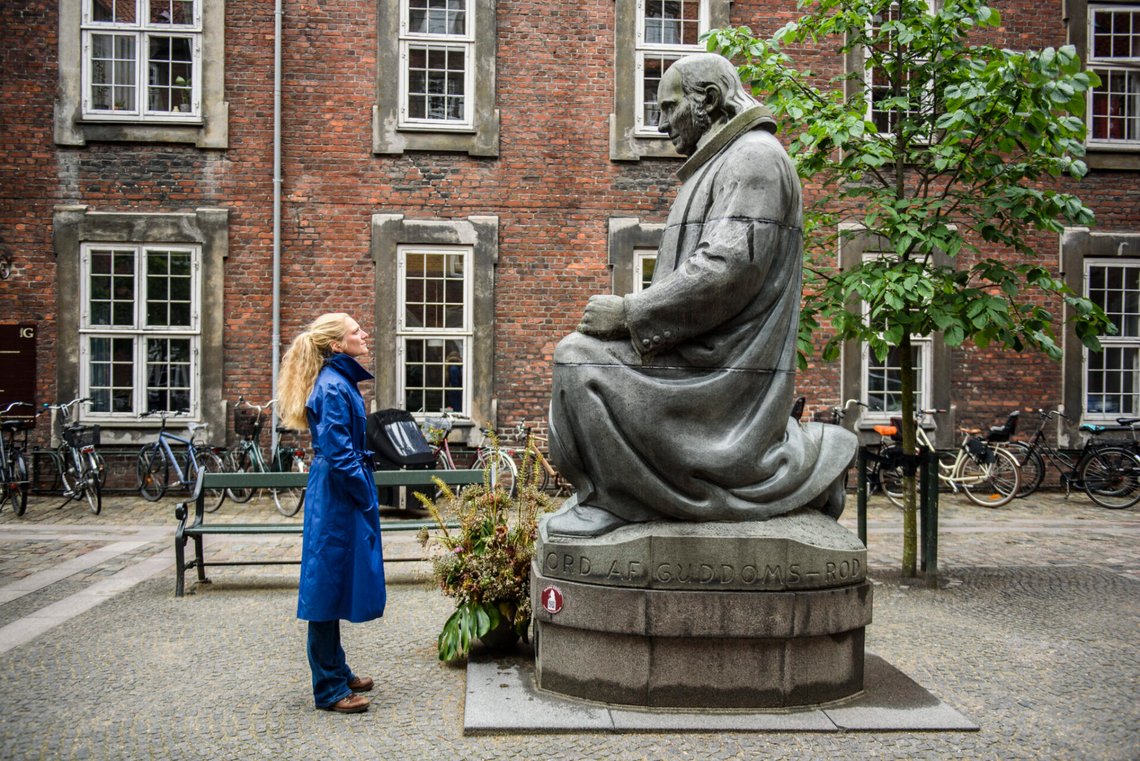 Riksdagsledamoten Zenia Stampe från Radikale Venstre står framför statyn av N.F.S. Grundtvig (1783–1872), en av de mest inflytelserika intellektuella figurerna i dansk historia (som Stampe själv har en ambivalent relation med) på Vartov i Köpenhamn den 2 november 2019. Foto: Niels Ahlmann Olesen / Ritzau Scanpix / AP / NTB. Riksdagsledamoten Zenia Stampe från Radikale Venstre står framför statyn av N.F.S. Grundtvig (1783–1872), en av de mest inflytelserika intellektuella figurerna i dansk historia (som Stampe själv har en ambivalent relation med) på Vartov i Köpenhamn den 2 november 2019. Foto: Niels Ahlmann Olesen / Ritzau Scanpix / AP / NTB.